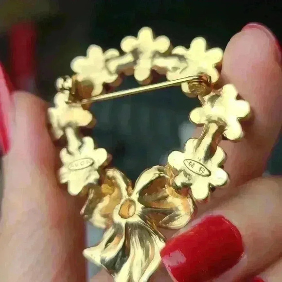 Avon NR red rose Wreath flowers brooch Christmas style Gold-toned red green - Picture 8 of 16